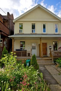 Beautiful Two-bedroom with Backyard Patio